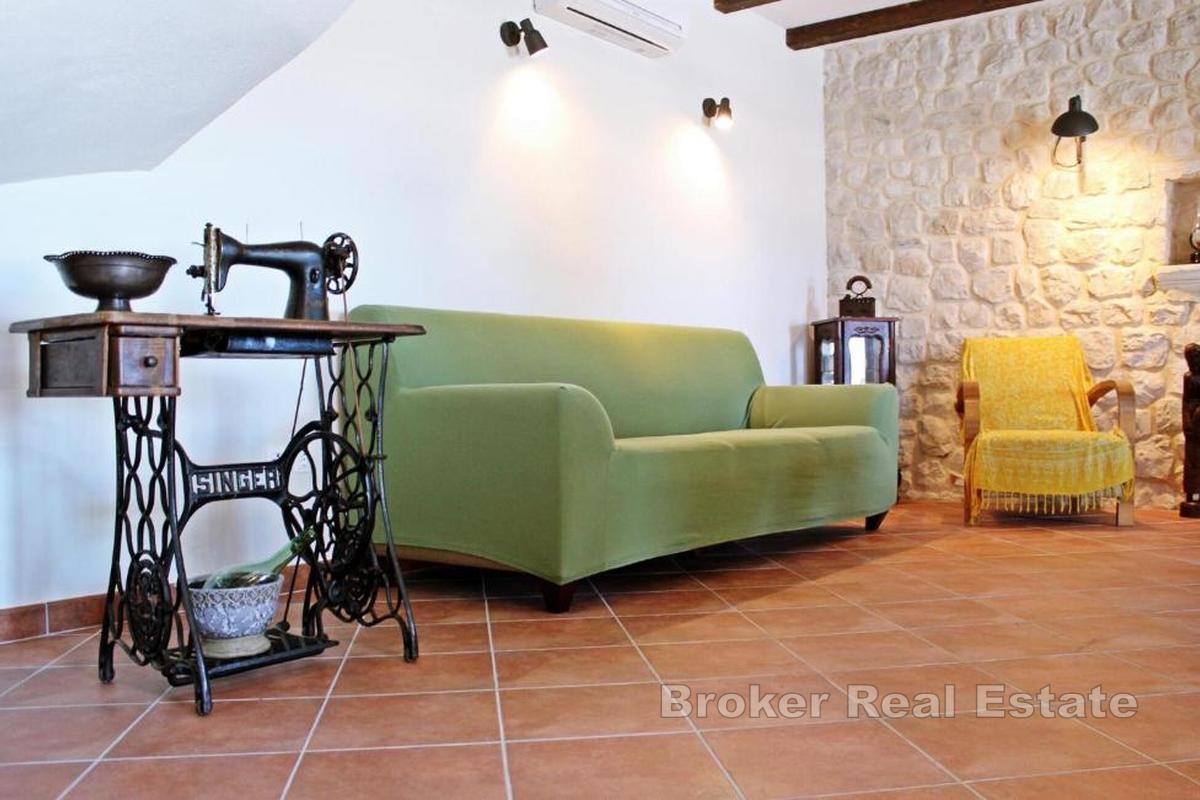 Kamienny dom w spokojnej okolicy, otoczony zielenią