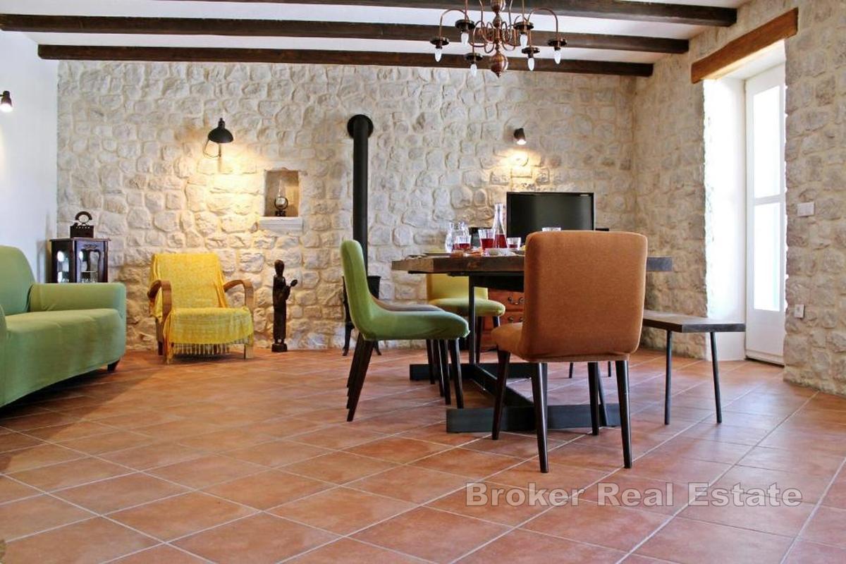 Kamienny dom w spokojnej okolicy, otoczony zielenią