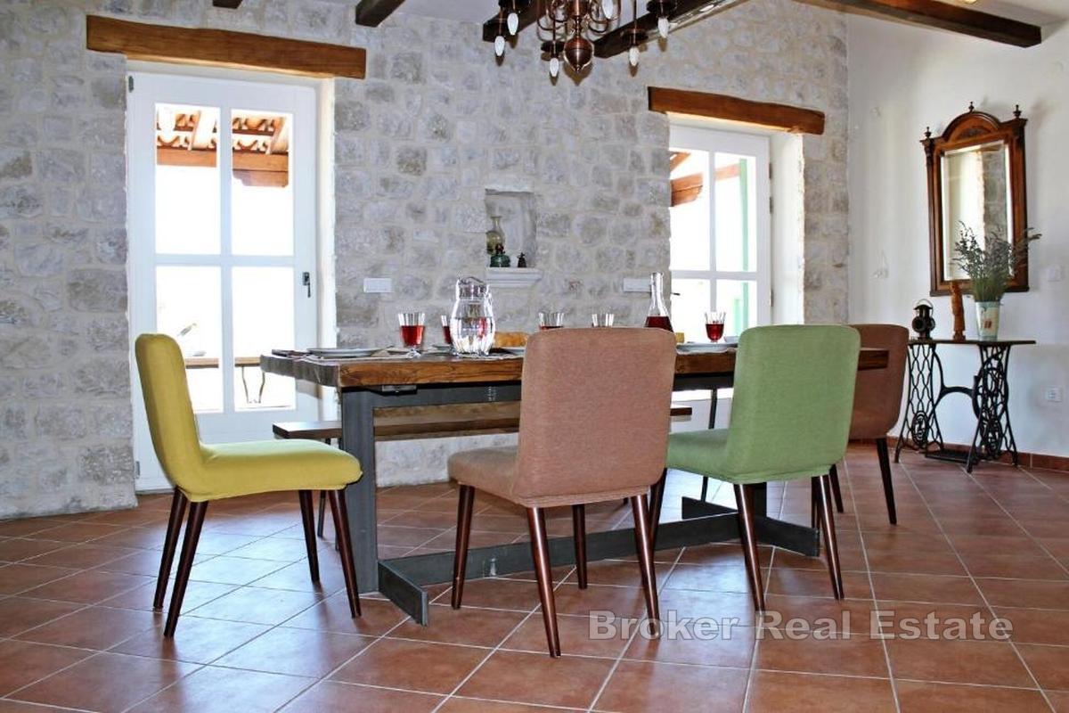 Kamienny dom w spokojnej okolicy, otoczony zielenią