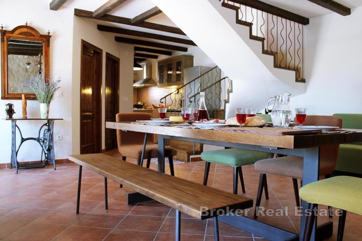 Kamienny dom w spokojnej okolicy, otoczony zielenią