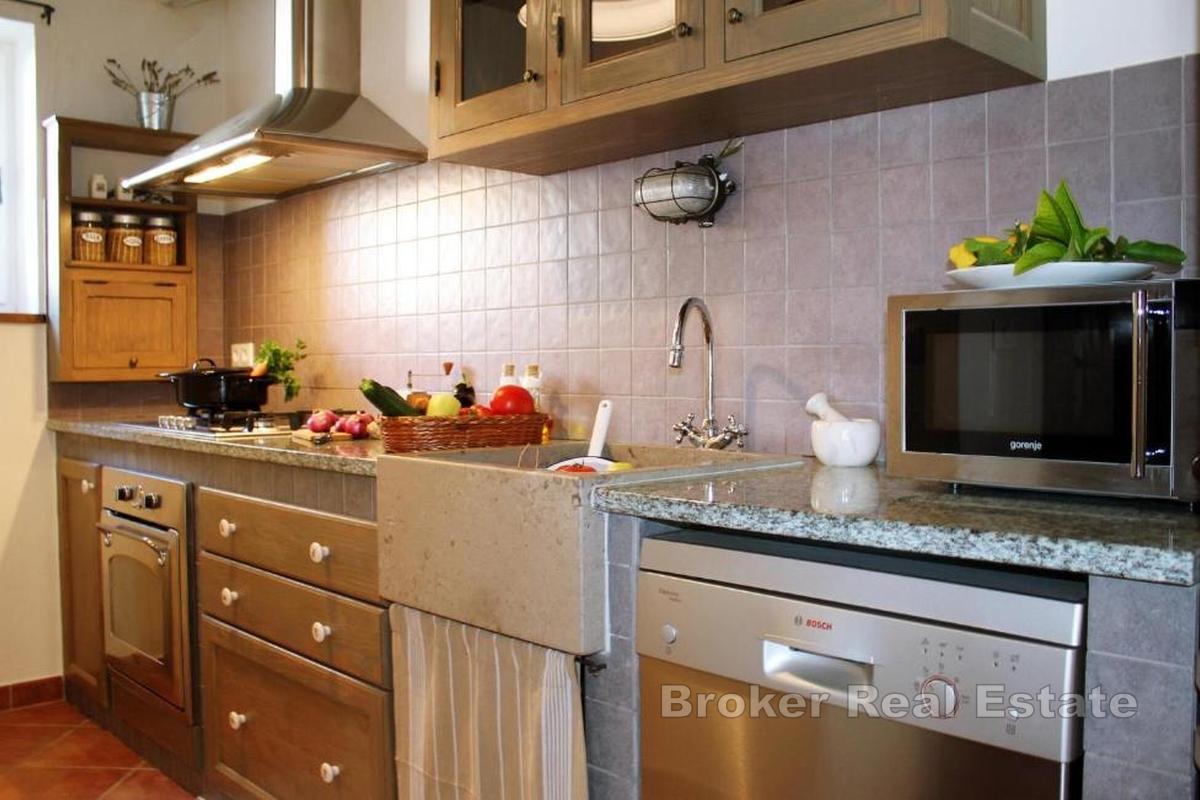 Kamienny dom w spokojnej okolicy, otoczony zielenią