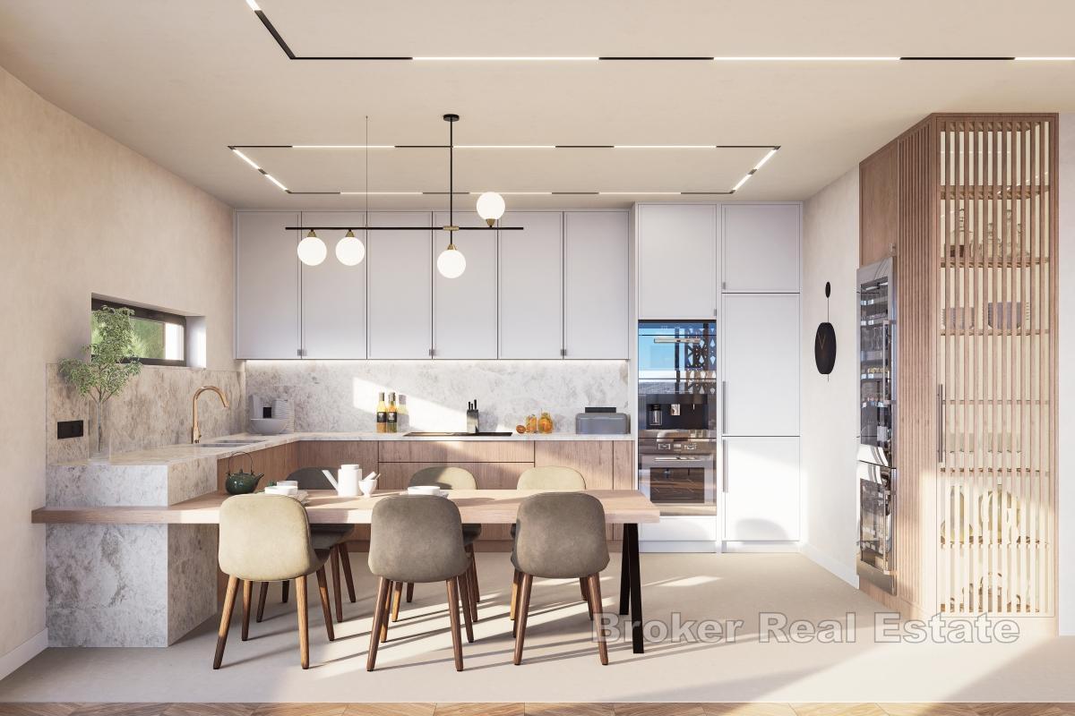 Unikátní apartmán s prostorným balkonem ve druhé řadě u moře