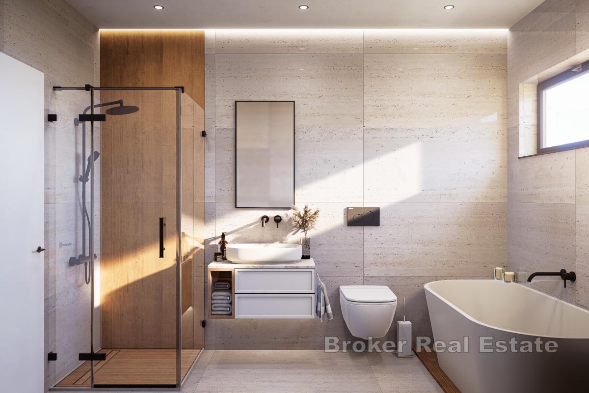 Unikátní apartmán s prostorným balkonem ve druhé řadě u moře