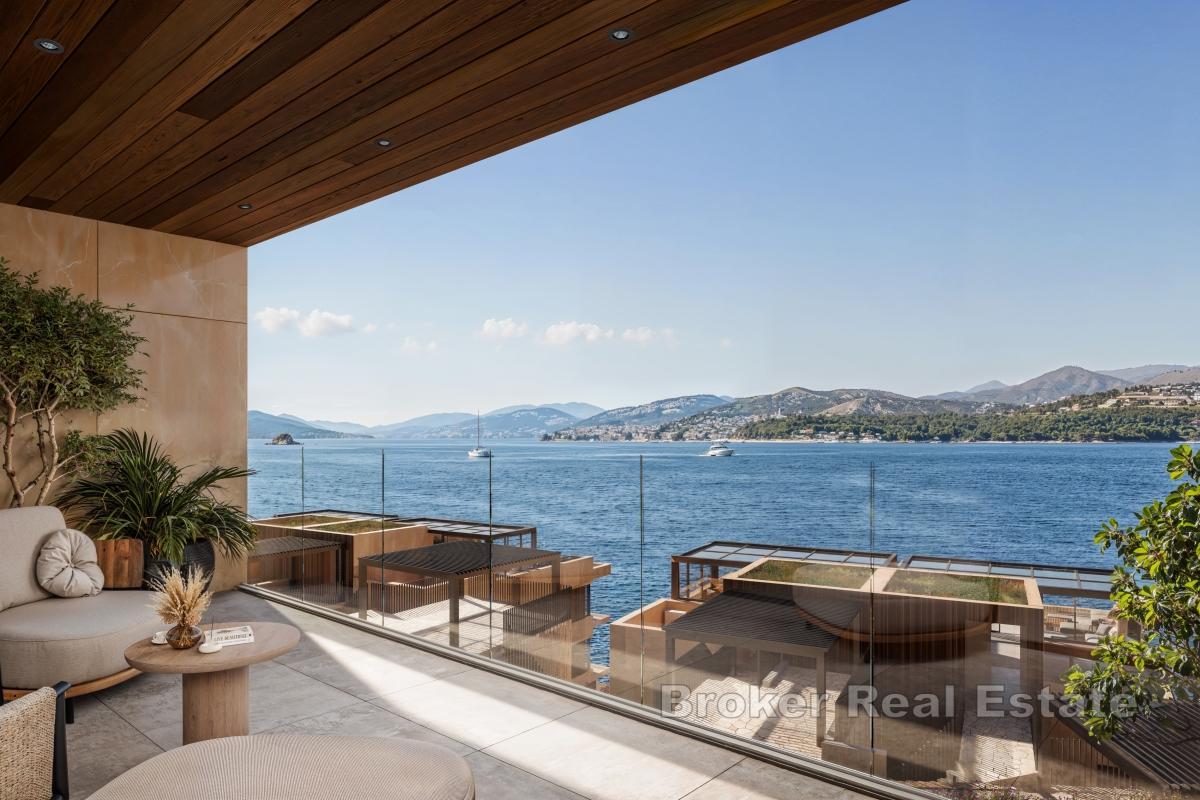 Unikátní apartmán s prostorným balkonem ve druhé řadě u moře