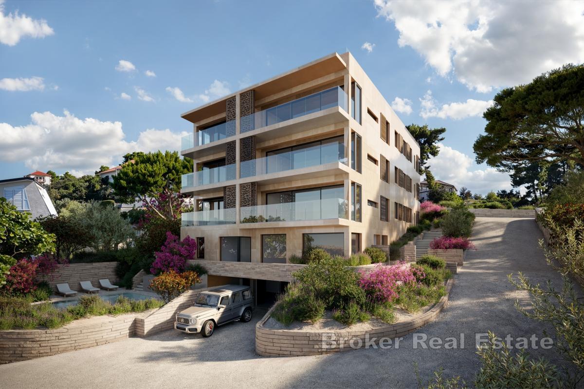 Unikátní apartmán s prostorným balkonem ve druhé řadě u moře