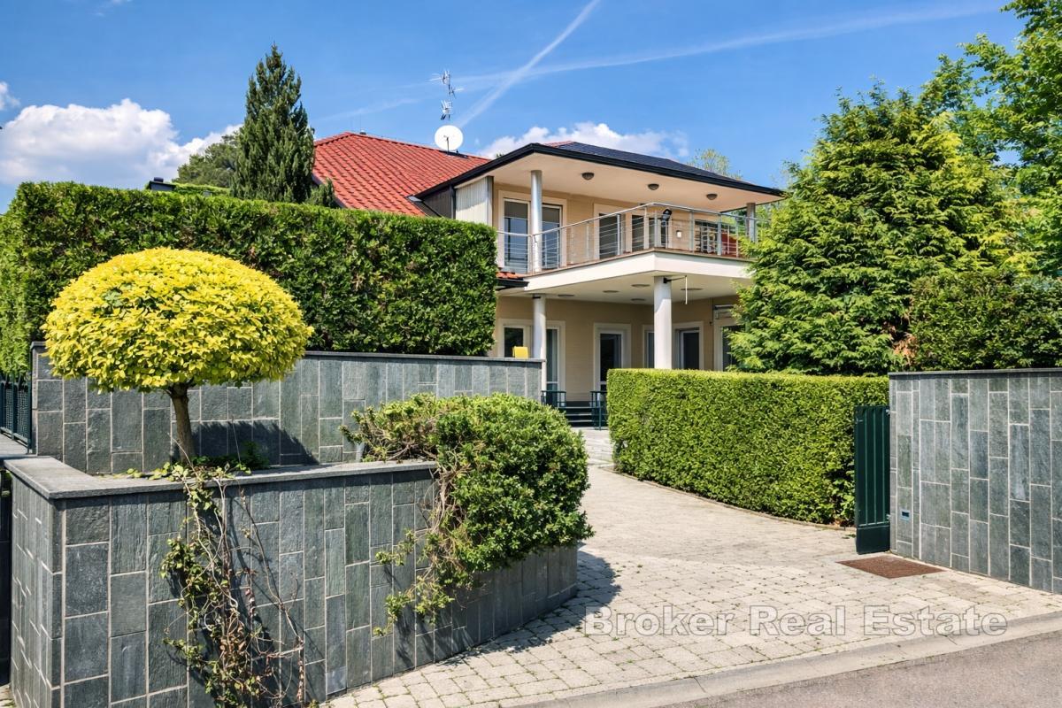 Esclusiva casa unifamiliare con piscina e ampio giardino