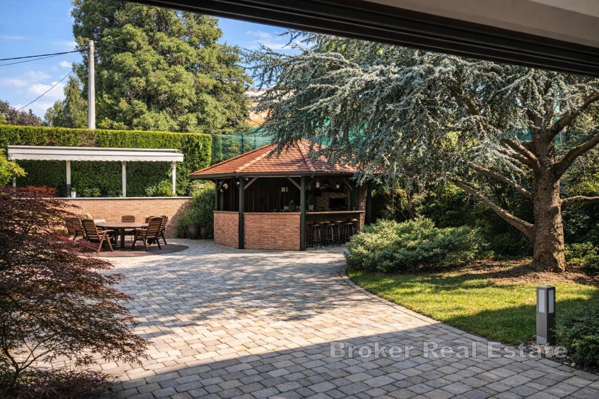 Esclusiva casa unifamiliare con piscina e ampio giardino