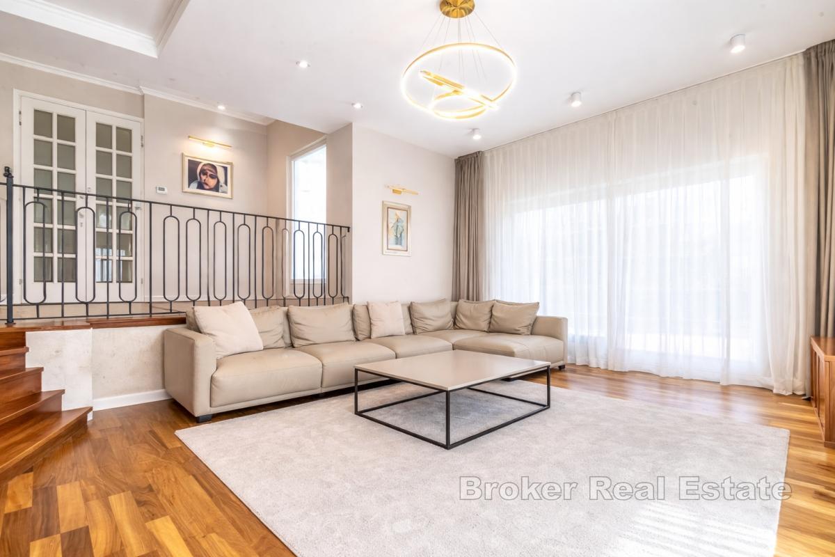 Esclusiva casa unifamiliare con piscina e ampio giardino