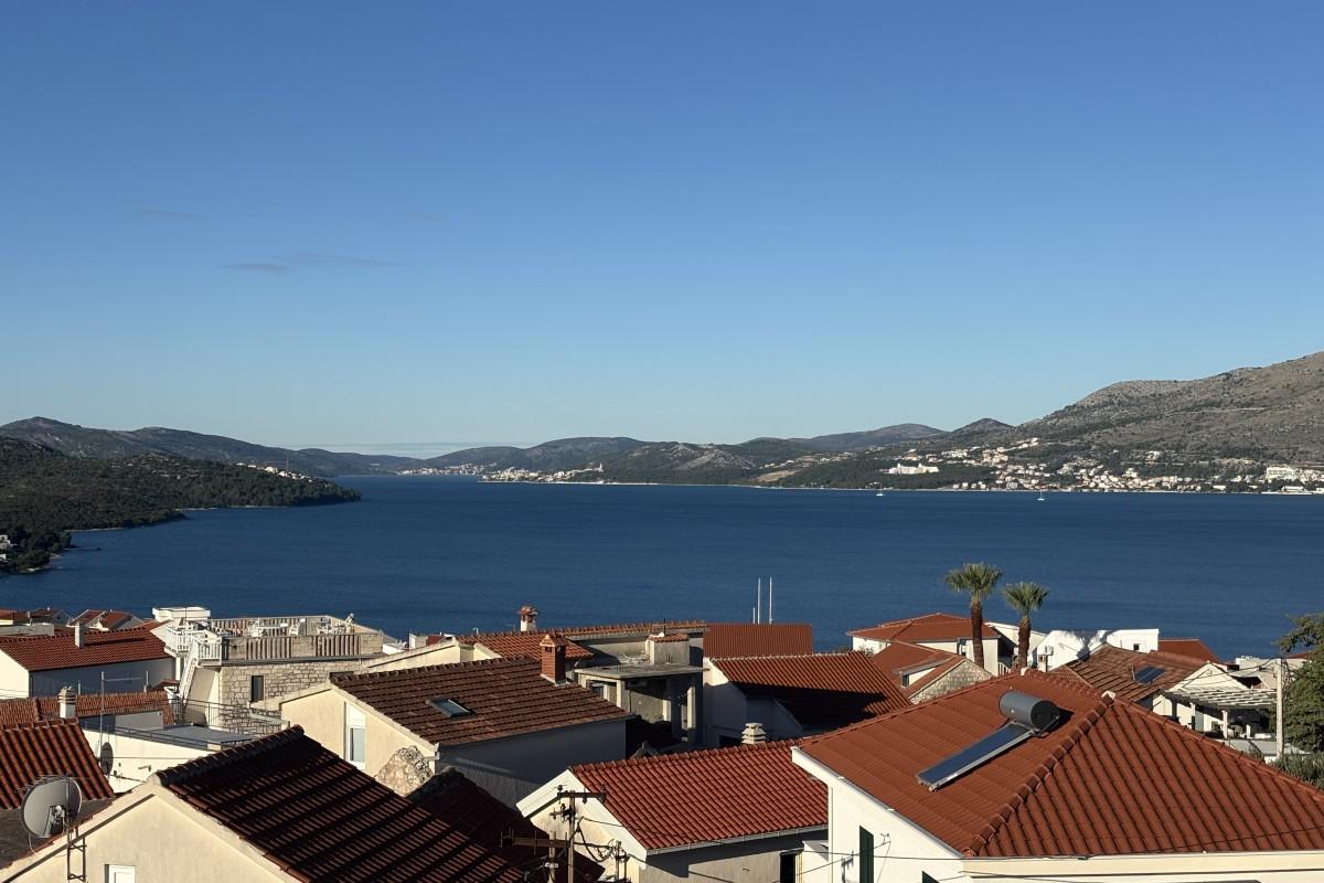 Attico con due camere da letto e terrazza panoramica in un edificio di nuova costruzione