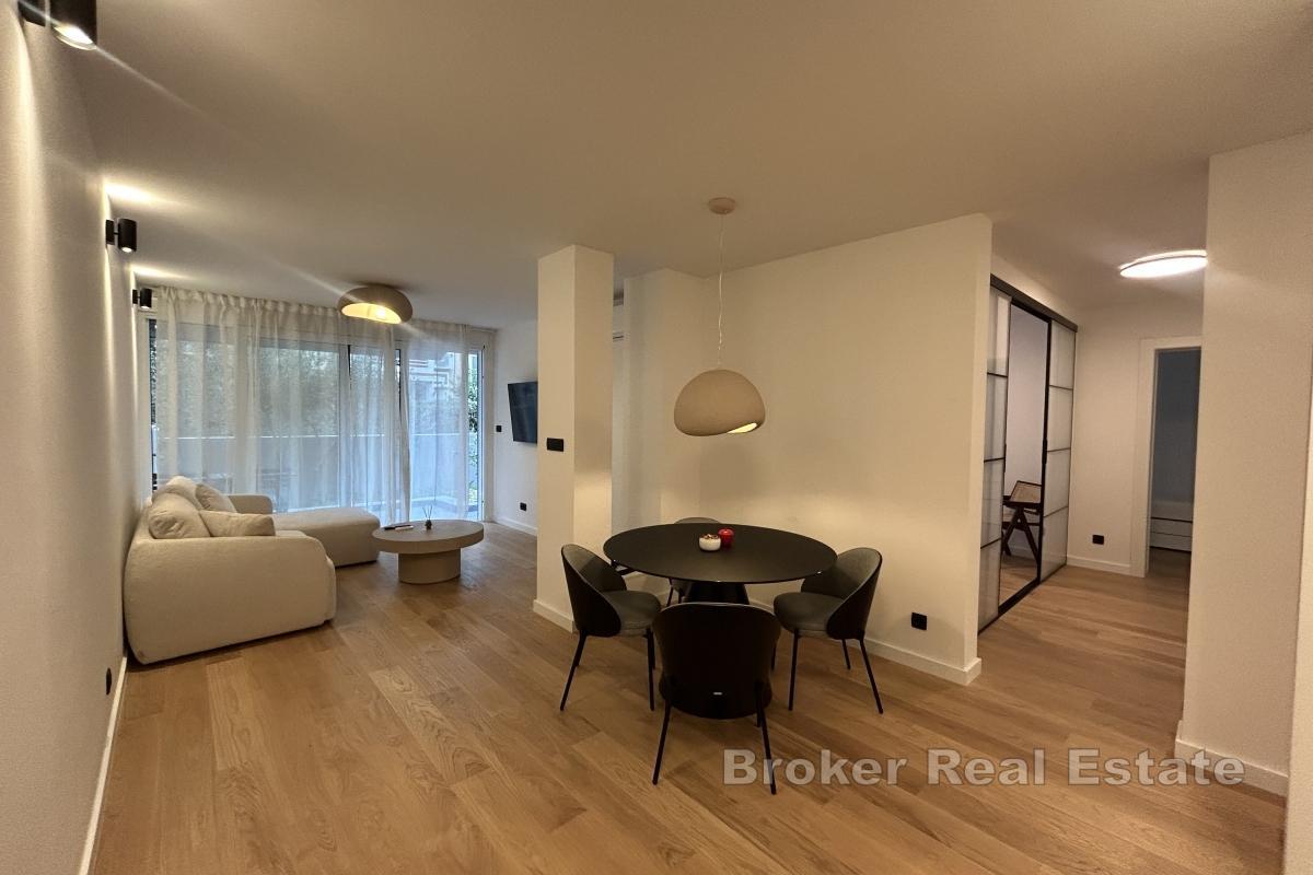 Nowocześnie wyremontowany apartament dwupokojowy z ogrodem w spokojnej części Mertojaku