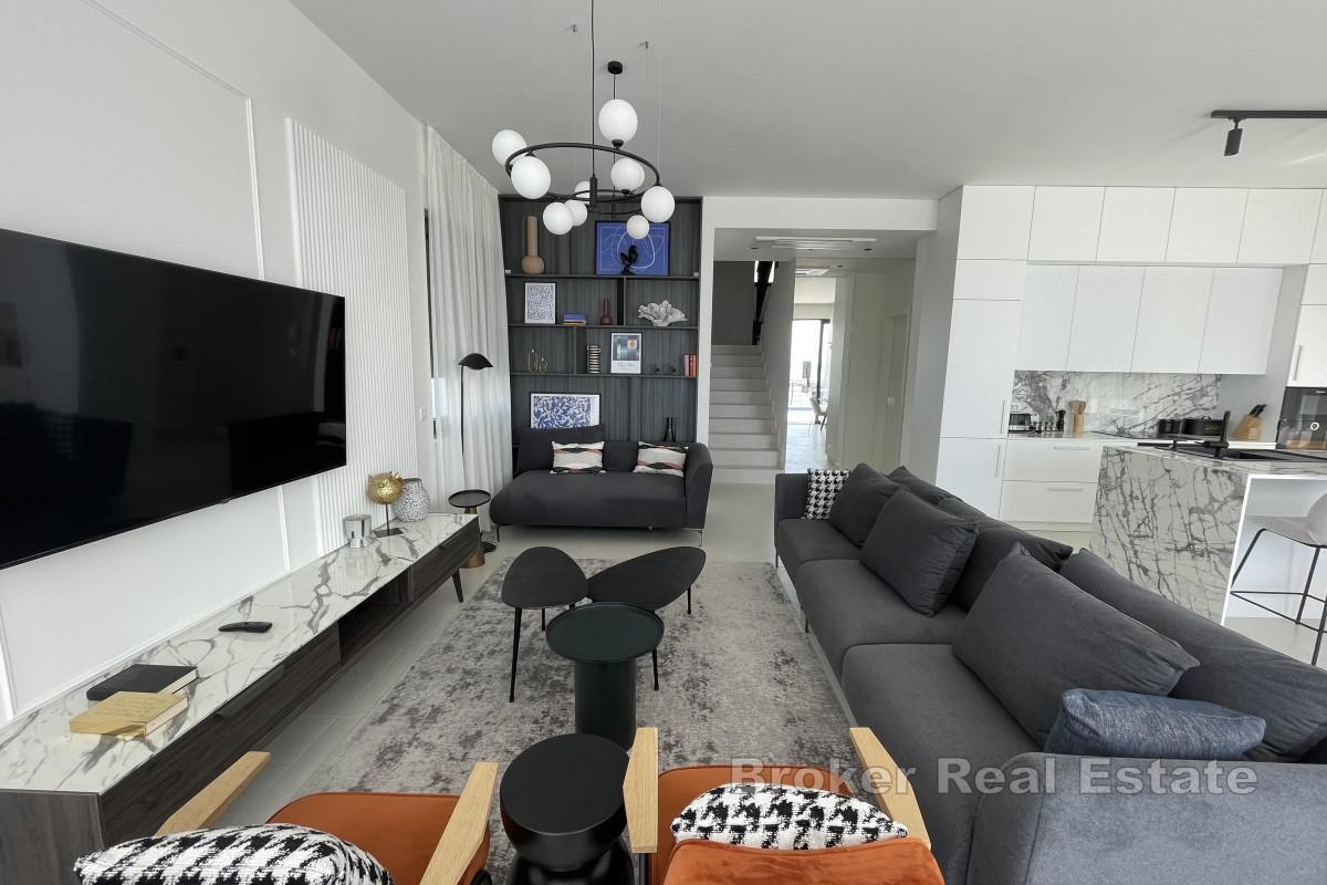 Novoizgrađena vila s bazenom blizu mora