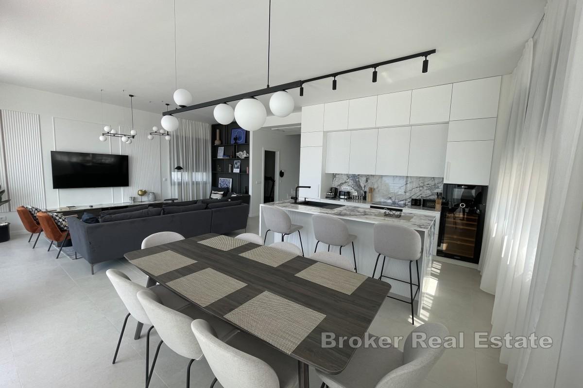 Nowo wybudowana willa z basenem blisko morza