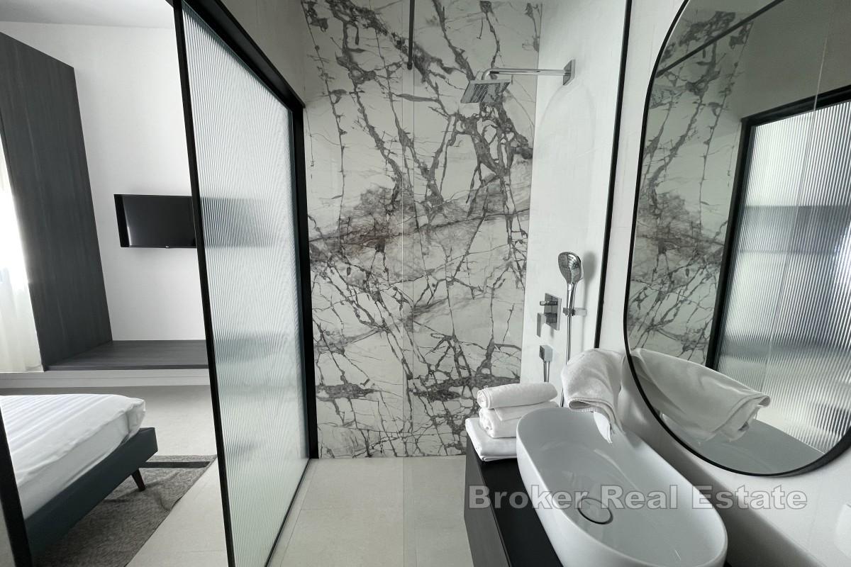 Novoizgrađena vila s bazenom blizu mora