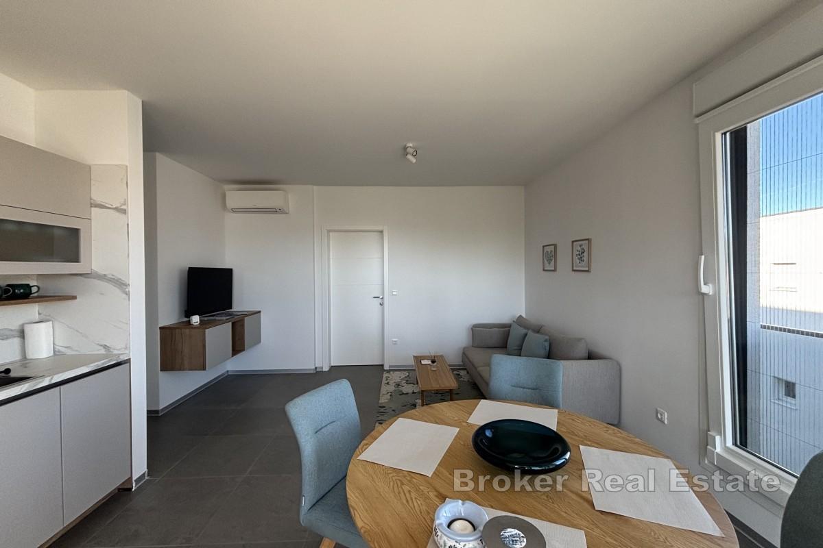 Spacieux appartement penthouse de deux chambres dans un immeuble neuf avec vue mer