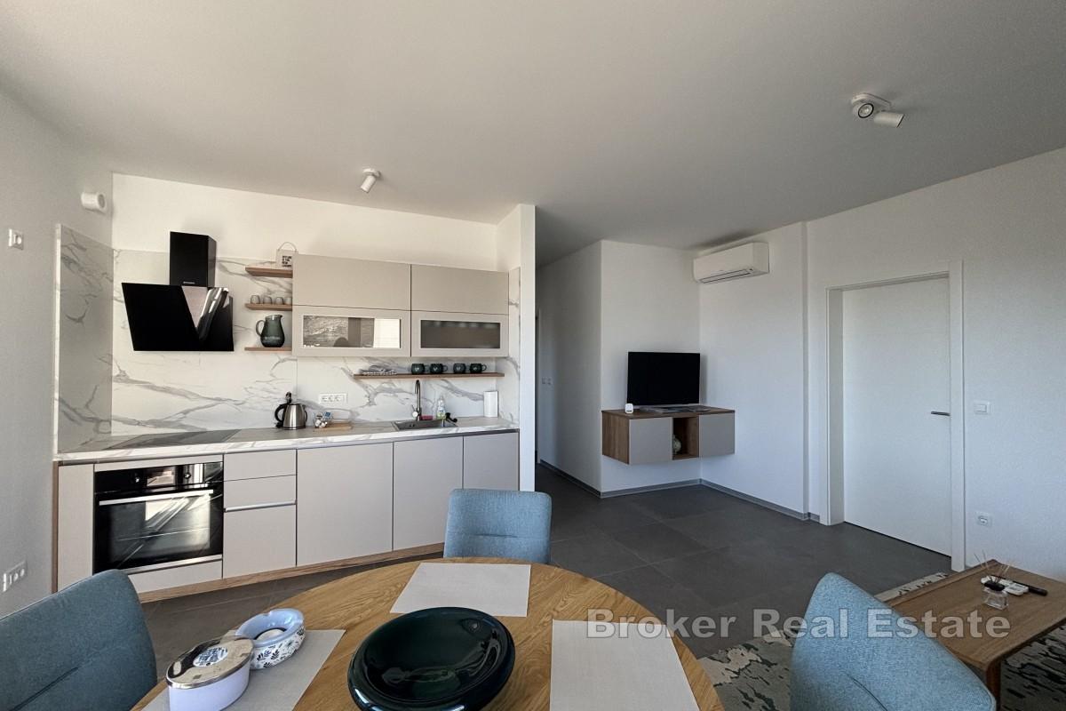 Prostorný dvoupokojový penthouse apartmán v novostavbě s výhledem na moře