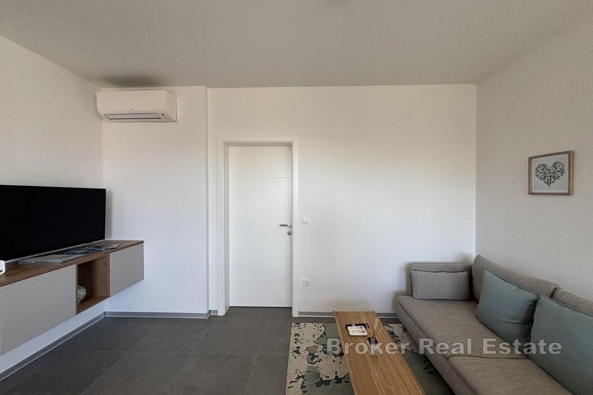 Spacieux appartement penthouse de deux chambres dans un immeuble neuf avec vue mer