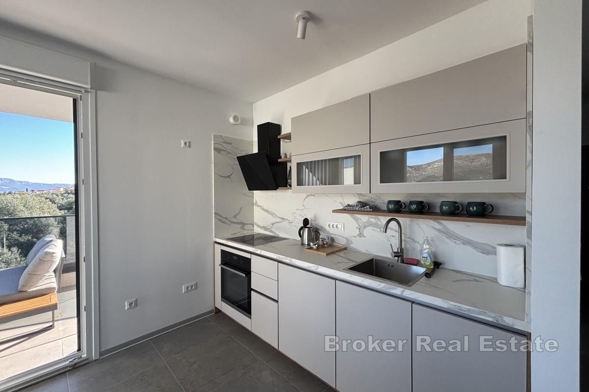 Prostorný dvoupokojový penthouse apartmán v novostavbě s výhledem na moře