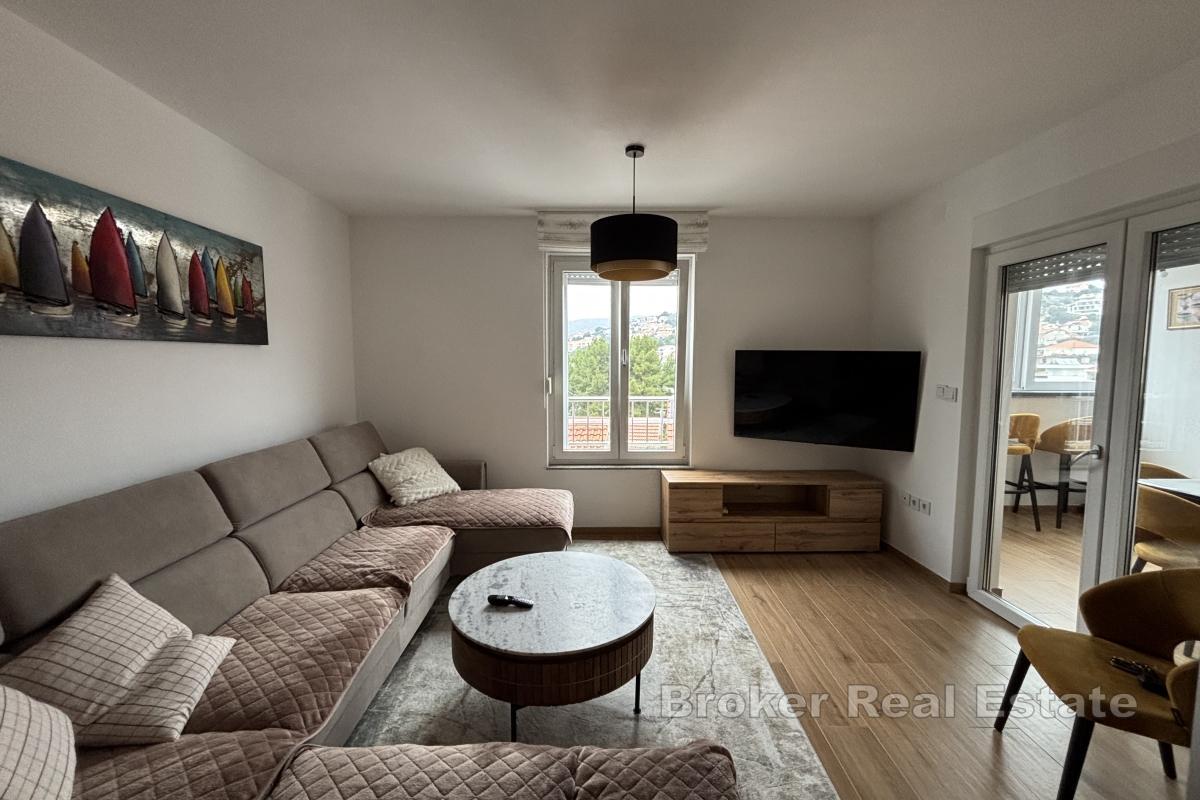 Moderný apartmán s čiastočným výhľadom na more