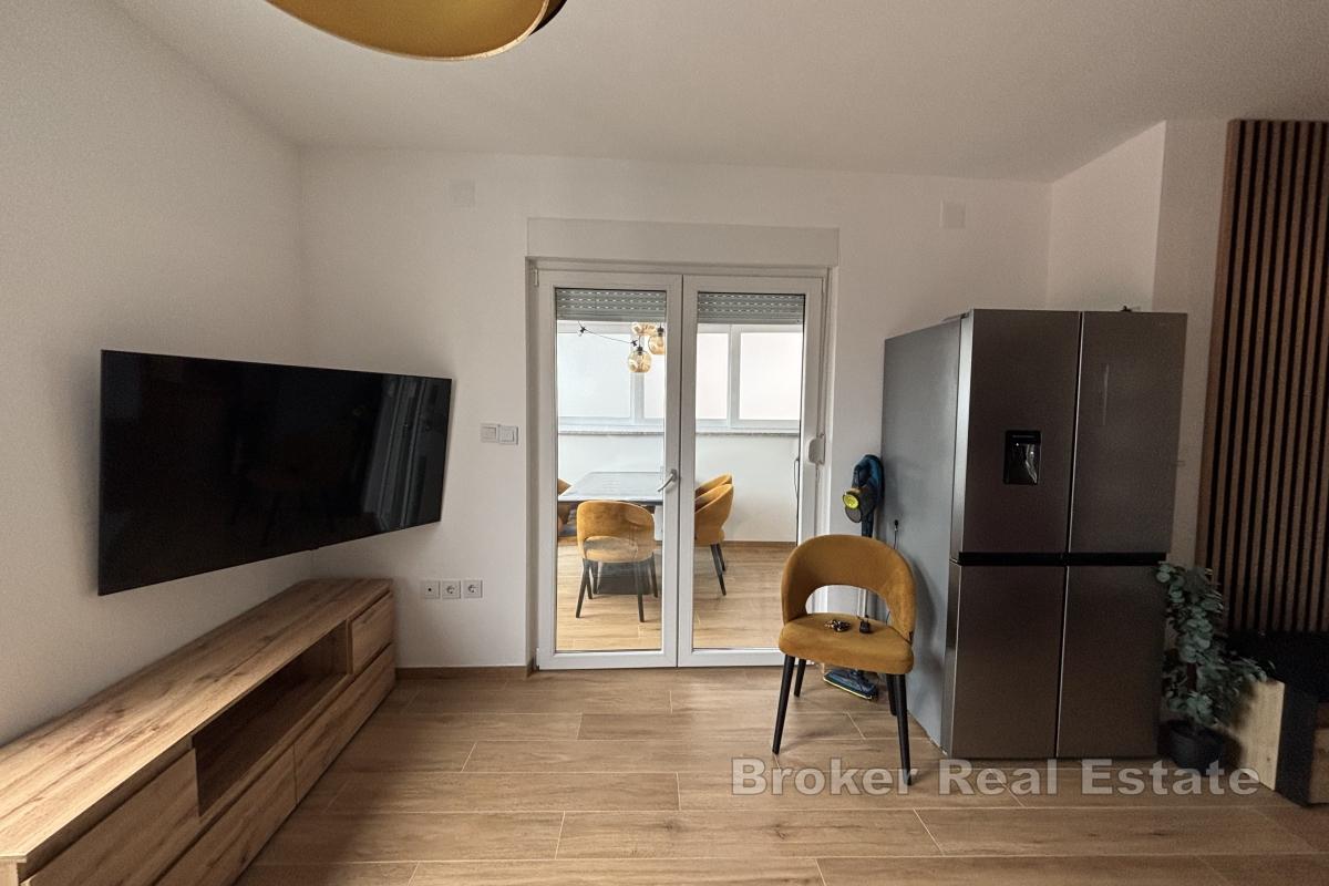 Moderný apartmán s čiastočným výhľadom na more