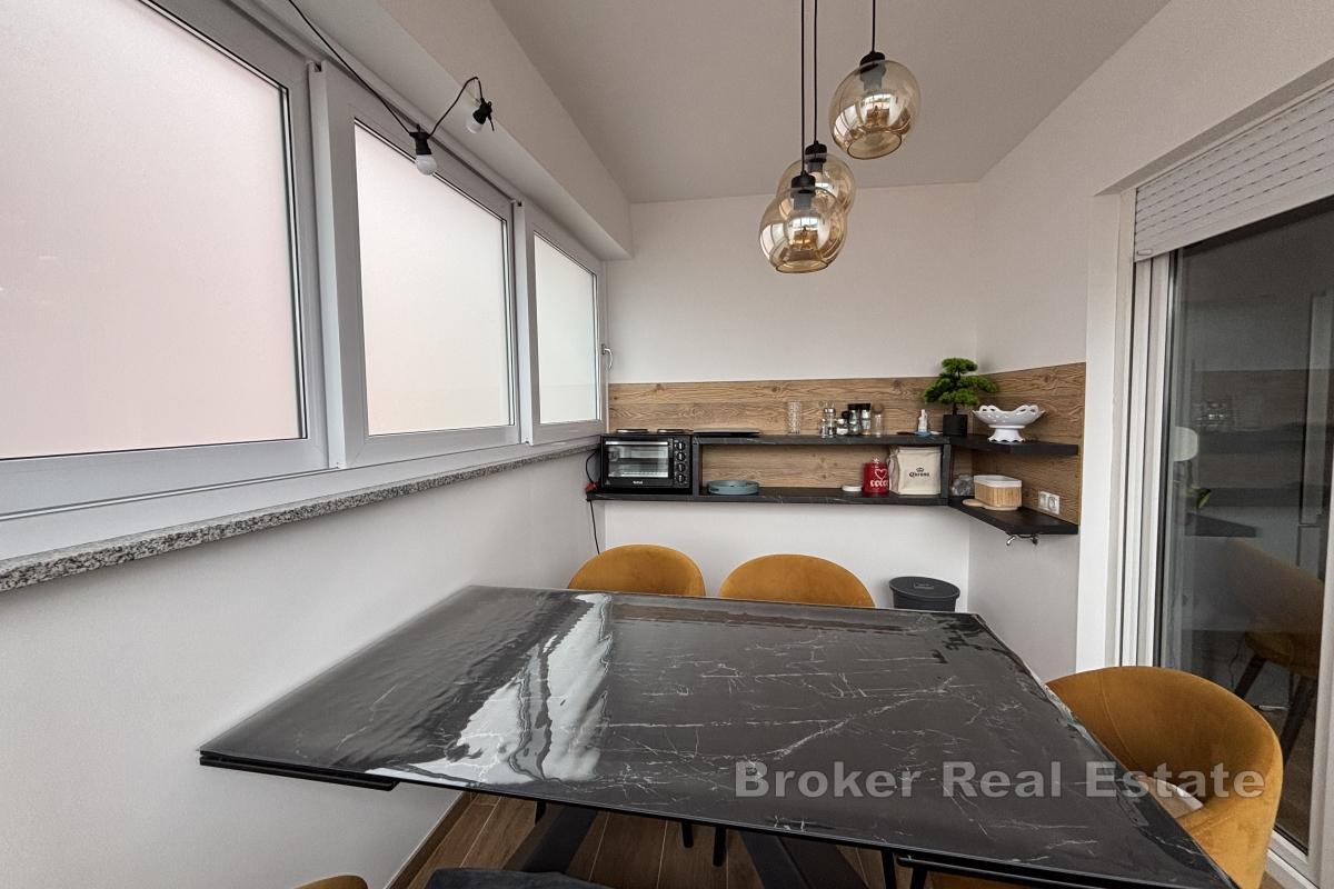 Nowoczesny apartament z częściowym widokiem na morze