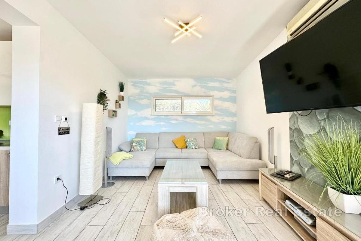 Apartman s bazenom na dobroj lokaciji