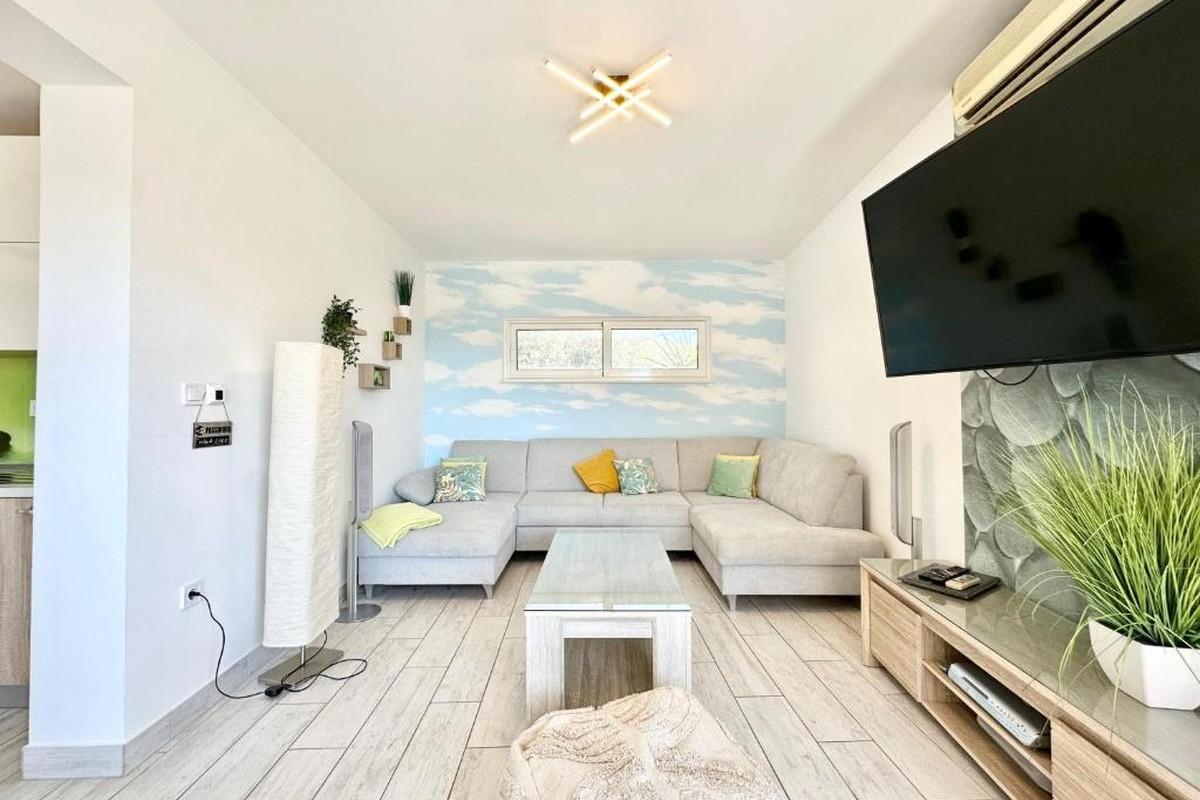 Apartman s bazenom na dobroj lokaciji