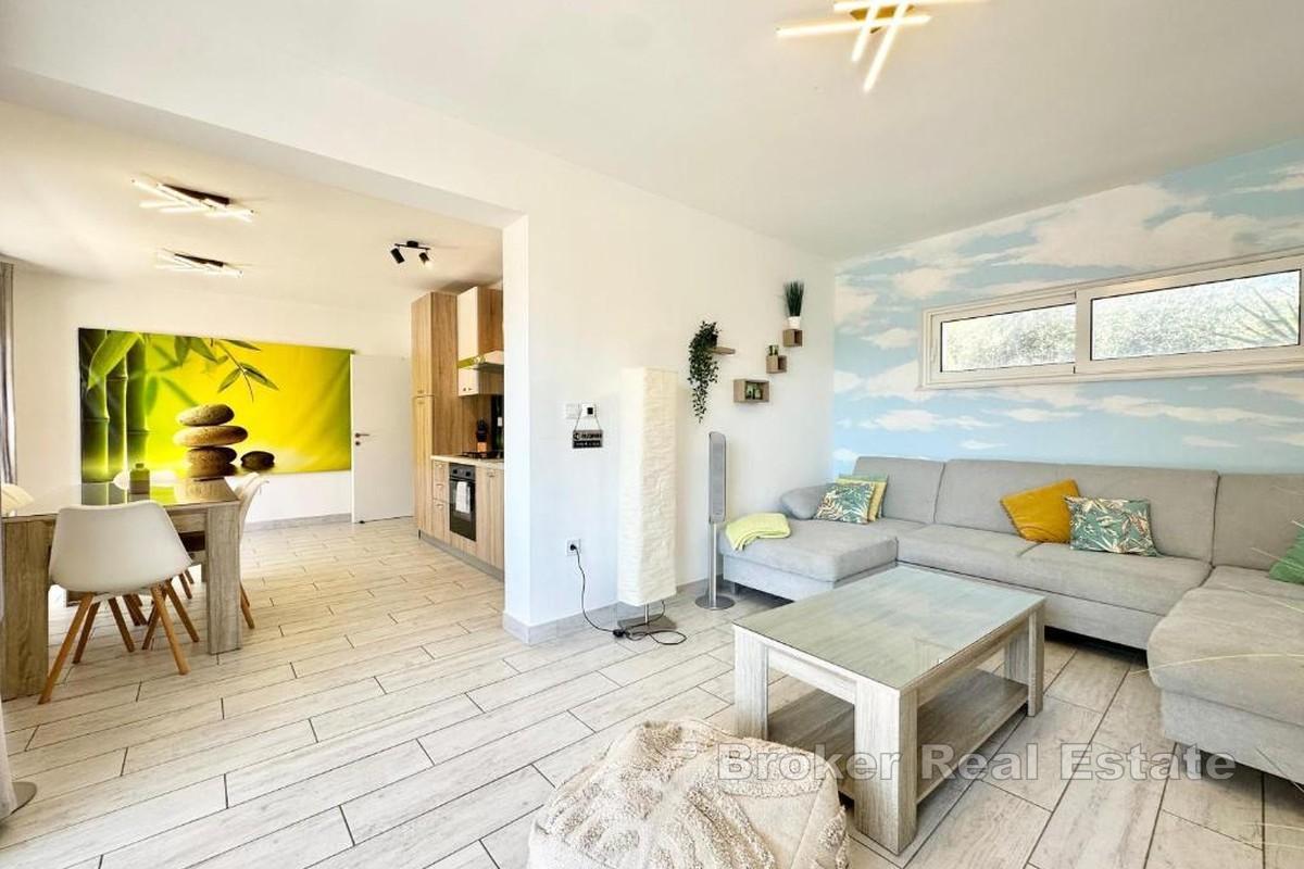 Apartman s bazenom na dobroj lokaciji