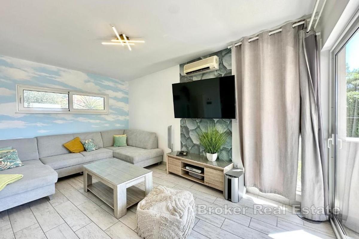 Apartman s bazenom na dobroj lokaciji