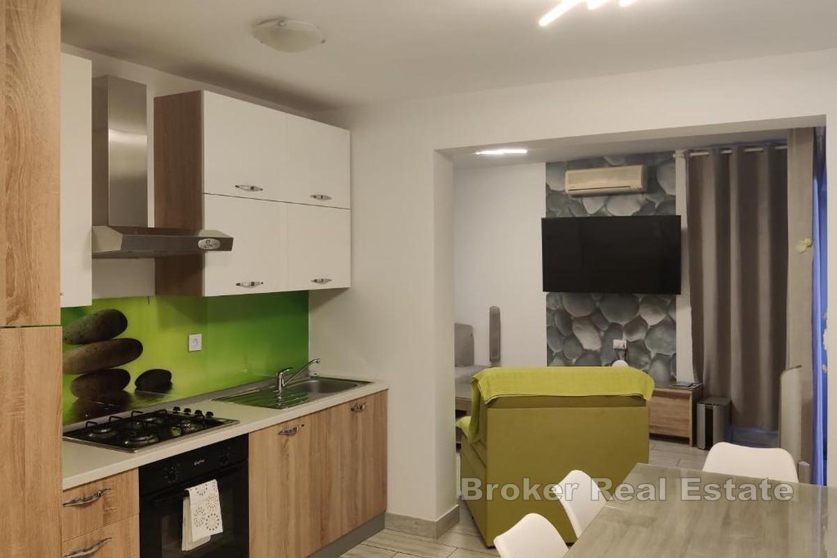 Apartman s bazenom na dobroj lokaciji