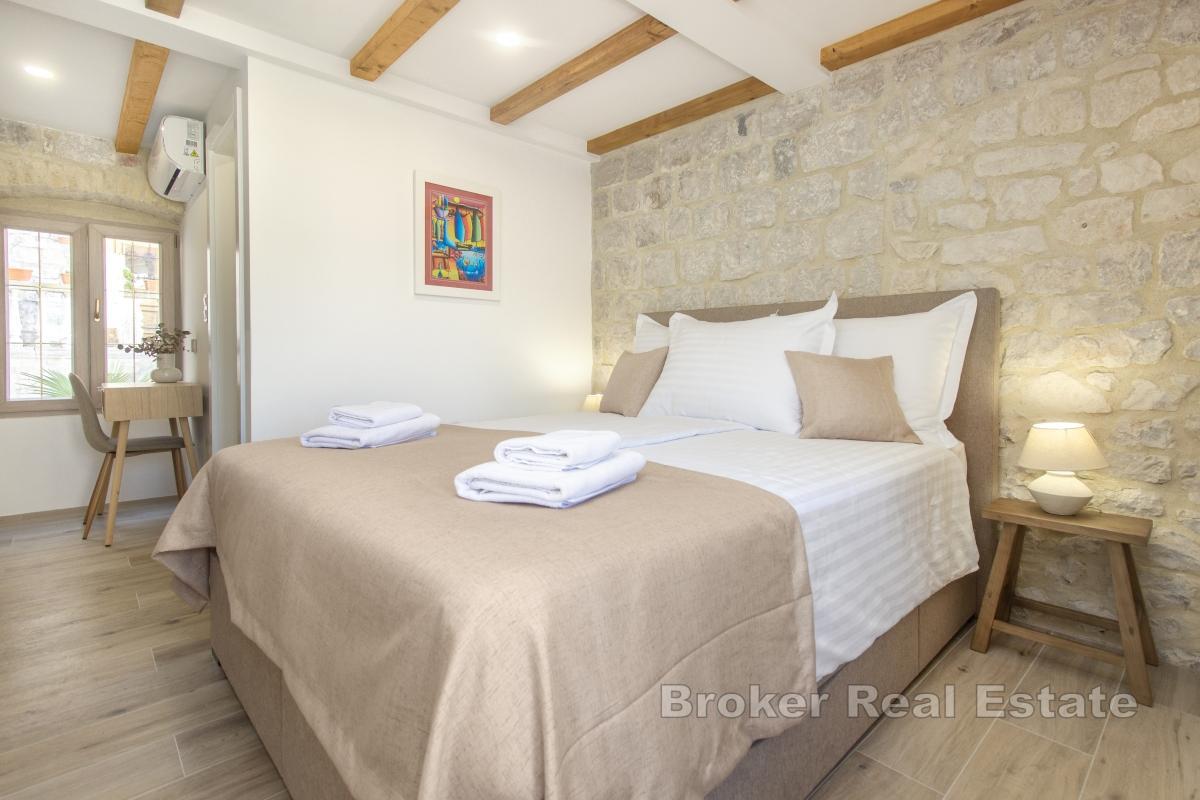 Каменный дом недалеко от моря