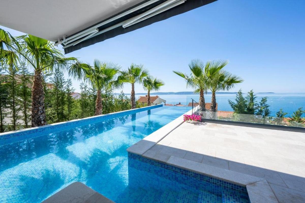 Villa moderna con piscina vicino al mare