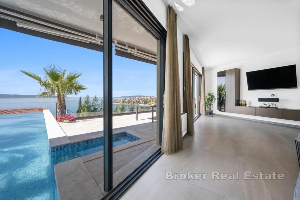 Villa moderna con piscina vicino al mare