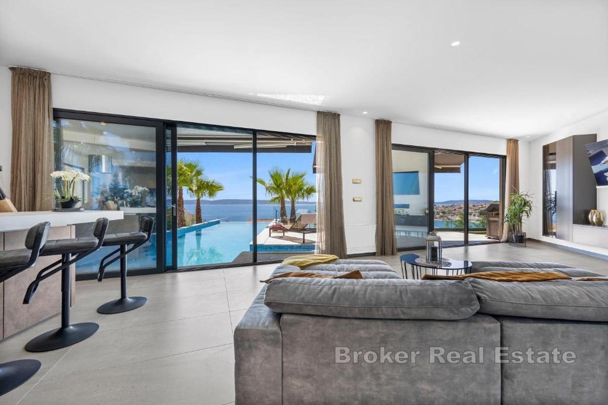 Современная вилла с бассейном недалеко от моря