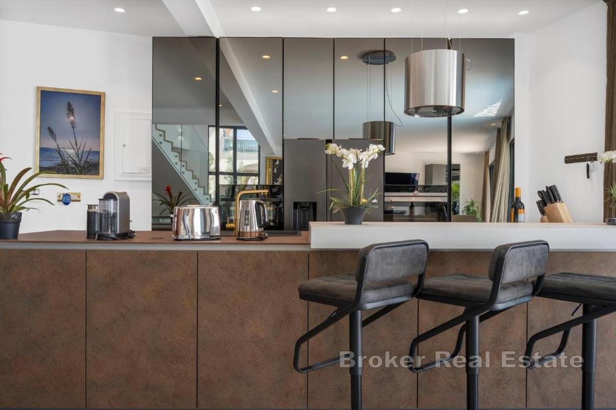 Villa moderna con piscina vicino al mare