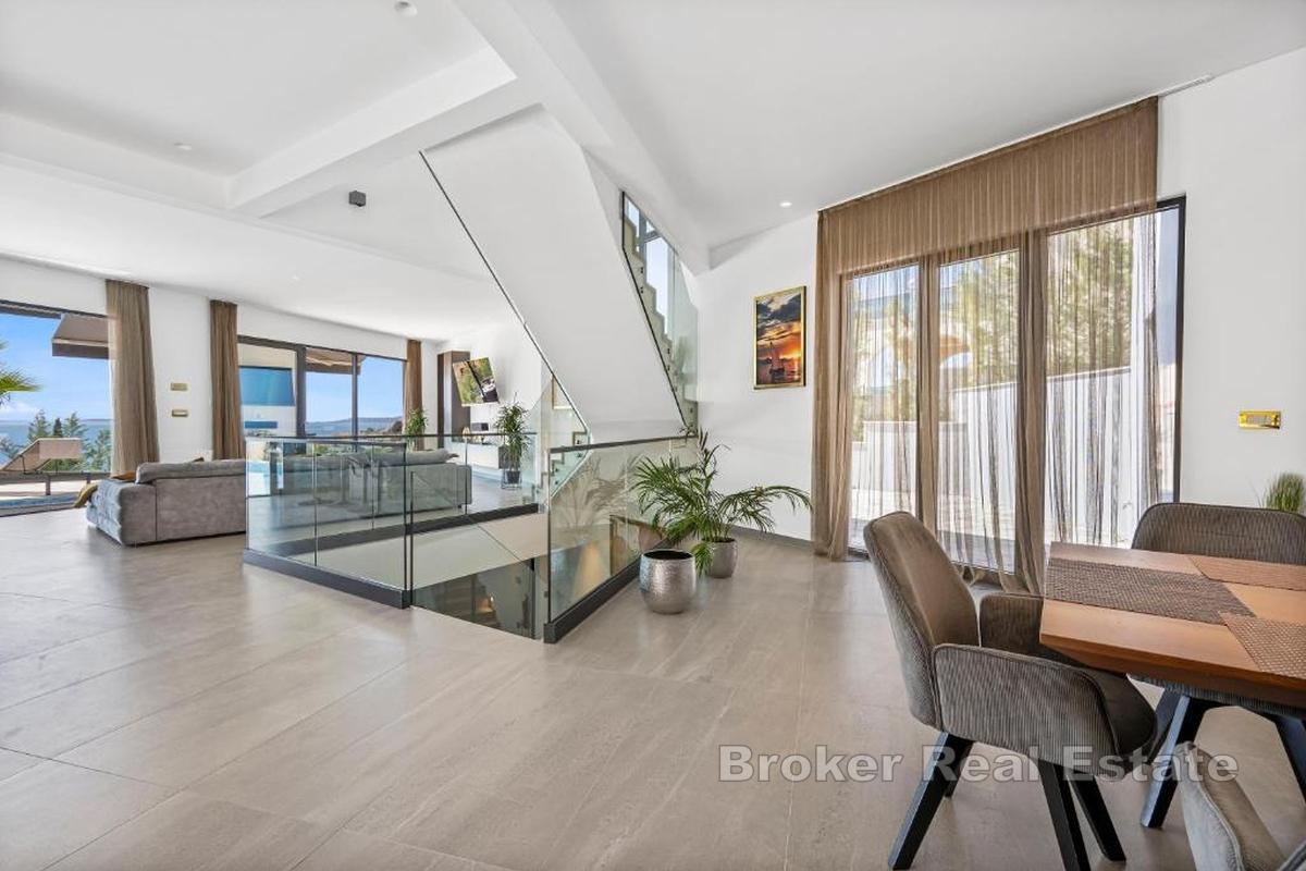 Современная вилла с бассейном недалеко от моря