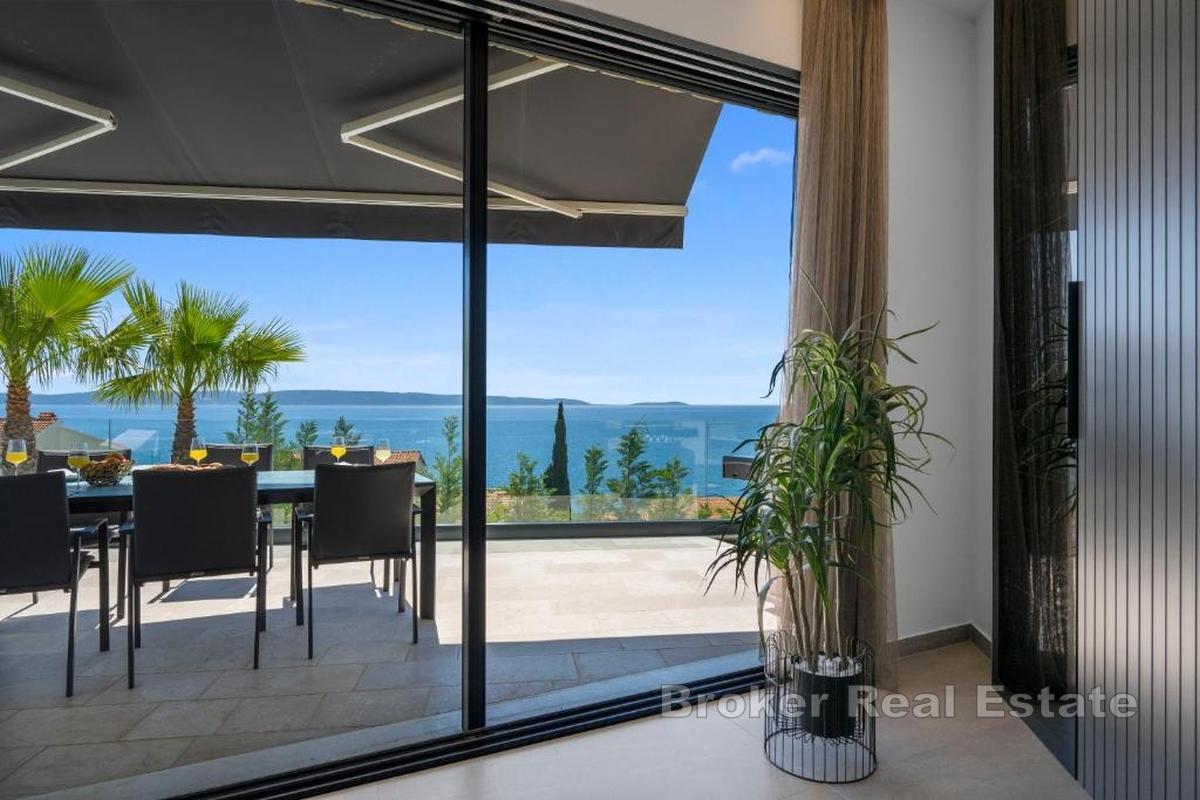 Villa moderna con piscina vicino al mare