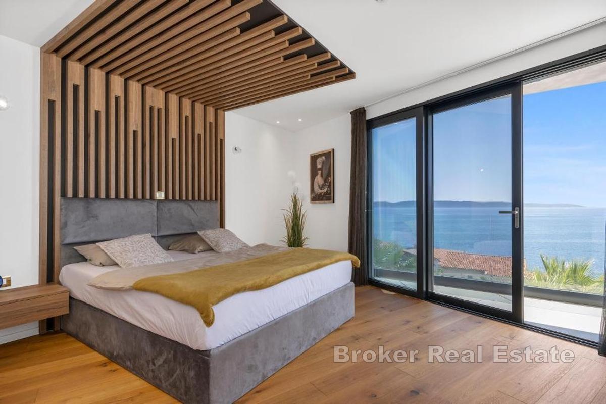 Villa moderna con piscina vicino al mare