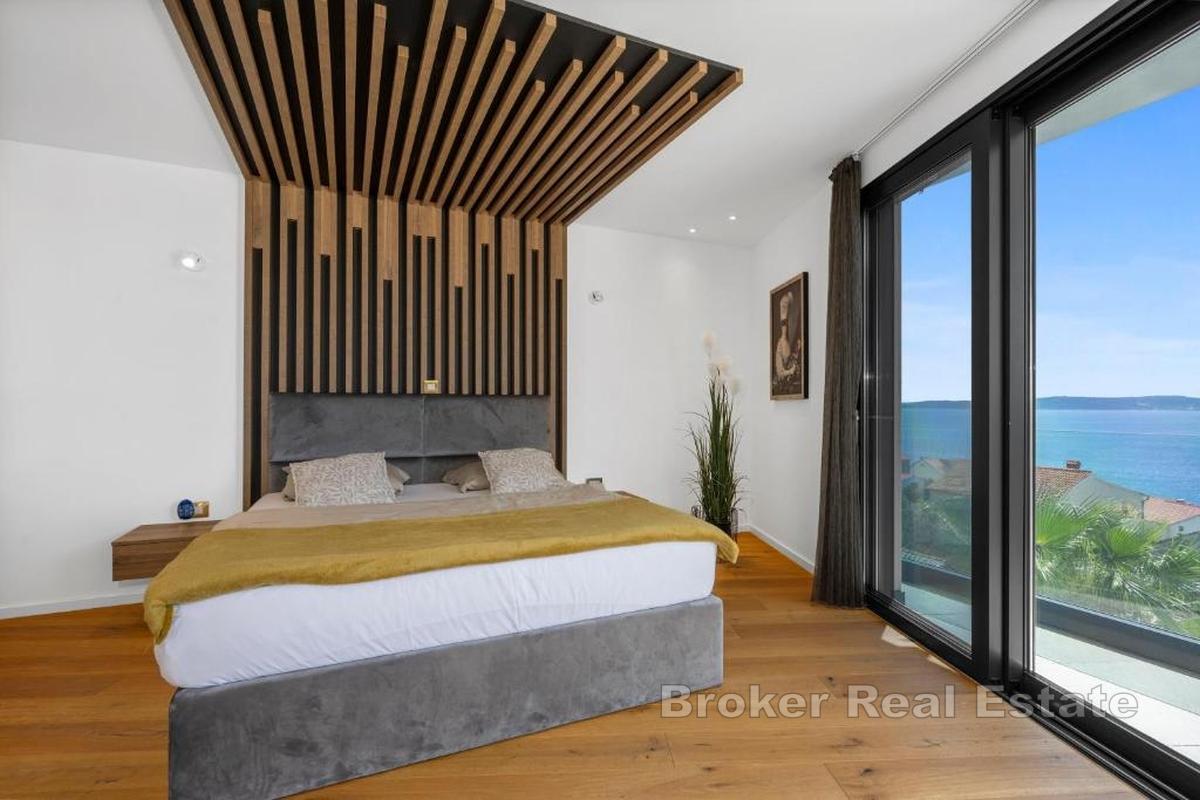 Современная вилла с бассейном недалеко от моря