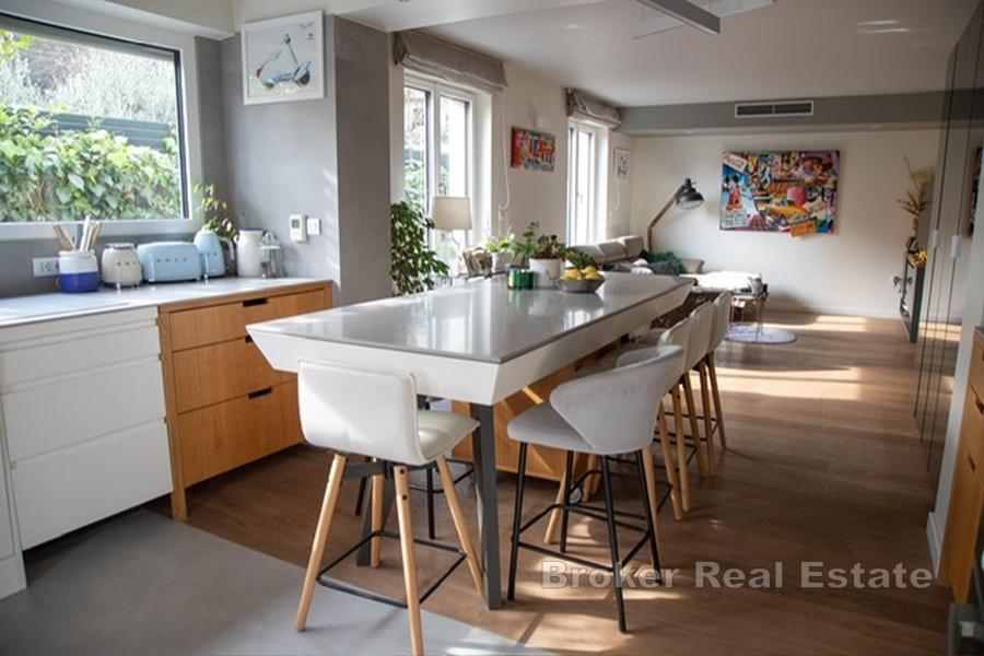 Exklusiv lägenhet på bottenvåningen med trädgård, pool och garage – Marjan, ultimat avskildhet