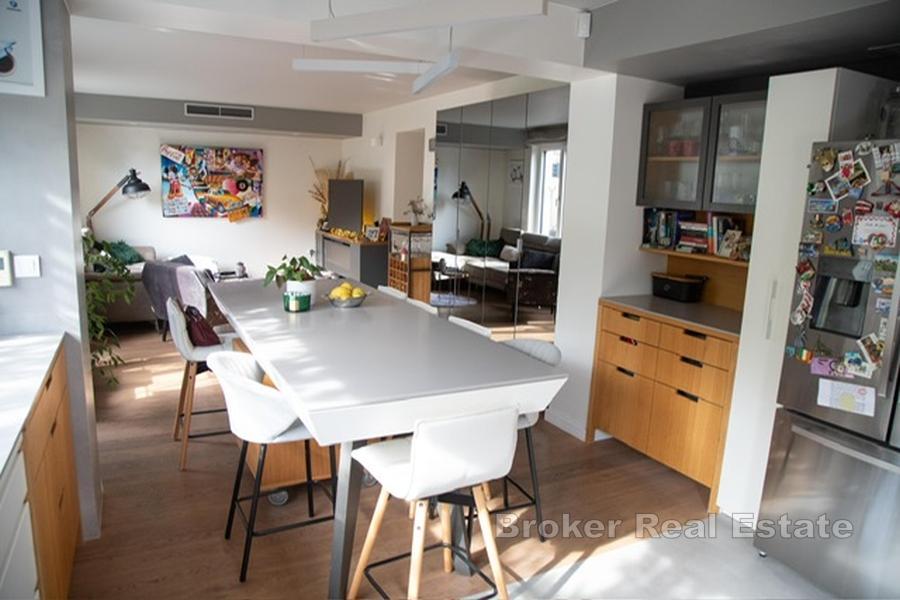 Exklusiv lägenhet på bottenvåningen med trädgård, pool och garage – Marjan, ultimat avskildhet