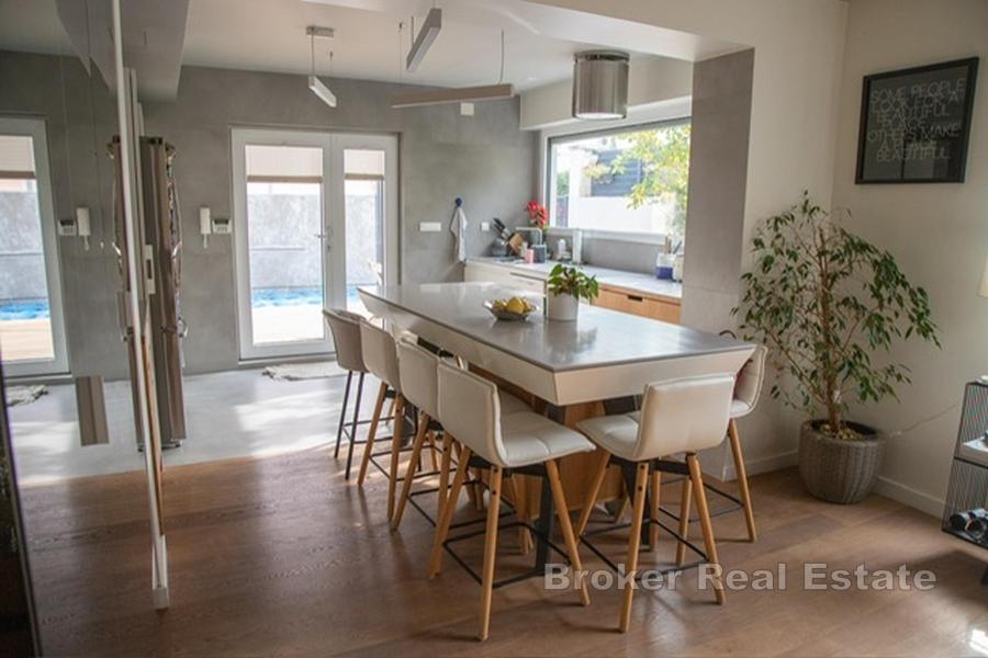 Luksusowy apartament z prywatnym basenem, ogrodem i garażem – Marjan