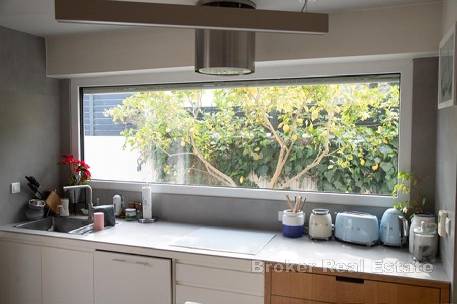 Exklusiv lägenhet på bottenvåningen med trädgård, pool och garage – Marjan, ultimat avskildhet