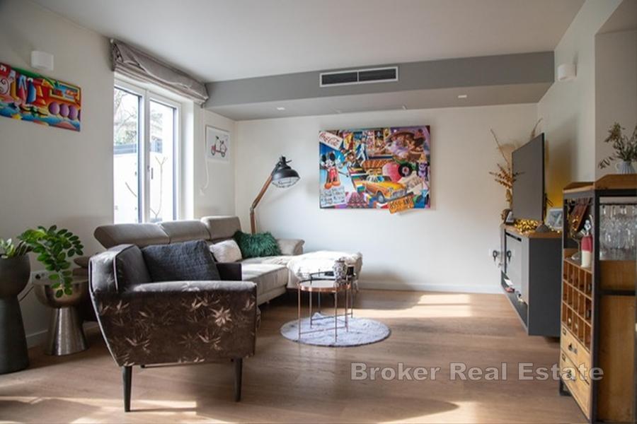 Luksusowy apartament z prywatnym basenem, ogrodem i garażem – Marjan