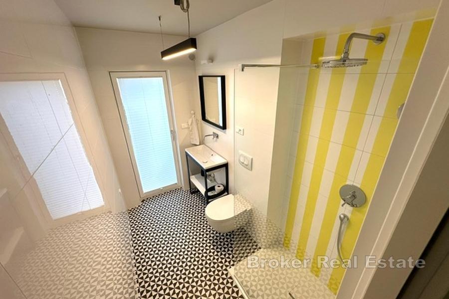 Exklusiv lägenhet på bottenvåningen med trädgård, pool och garage – Marjan, ultimat avskildhet