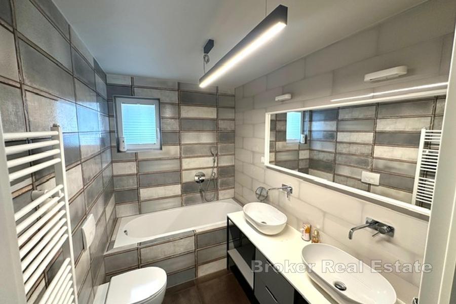 Luksusowy apartament z prywatnym basenem, ogrodem i garażem – Marjan