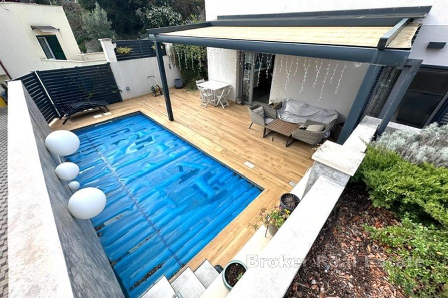 Exklusiv lägenhet på bottenvåningen med trädgård, pool och garage – Marjan, ultimat avskildhet