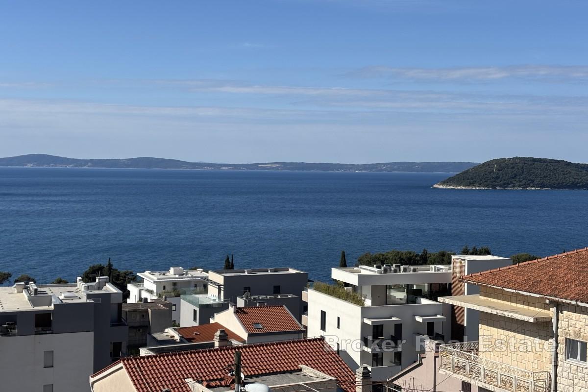 Appartamento trilocale arredato in stile moderno con vista mare