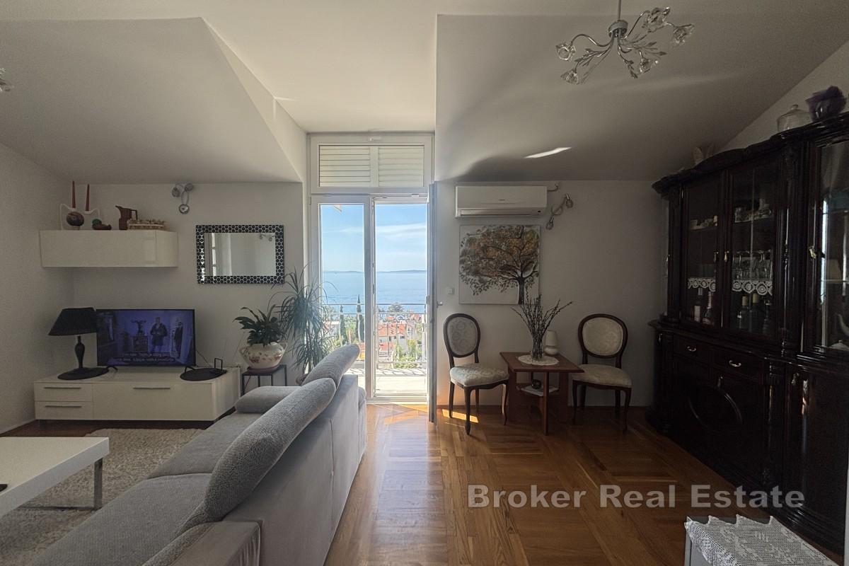 Appartamento trilocale arredato in stile moderno con vista mare