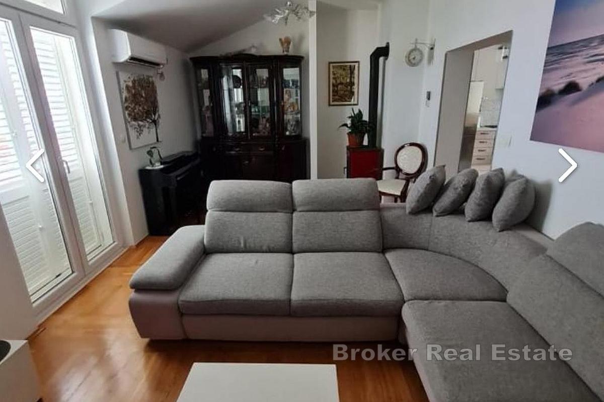 Современно оформленная трехкомнатная квартира с видом на море