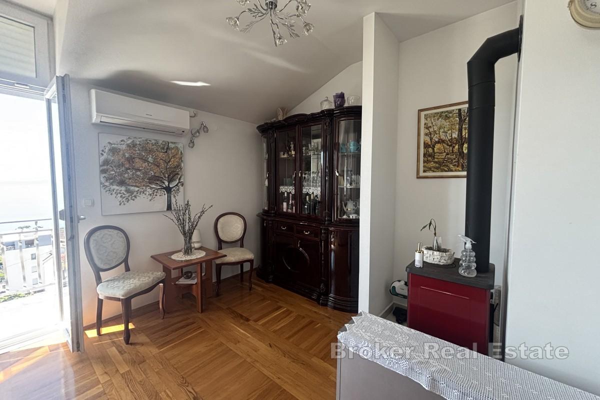 Appartamento trilocale arredato in stile moderno con vista mare